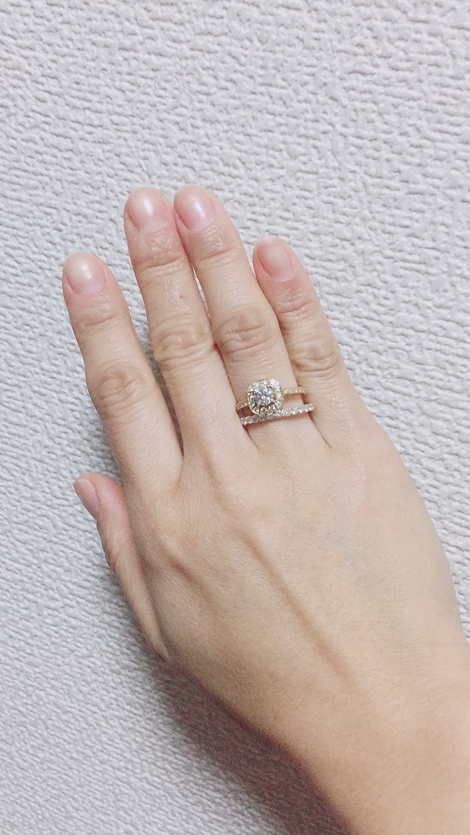 オーバルカット石用ミル打ち横置きリング身につけ画像 | ジュエリー